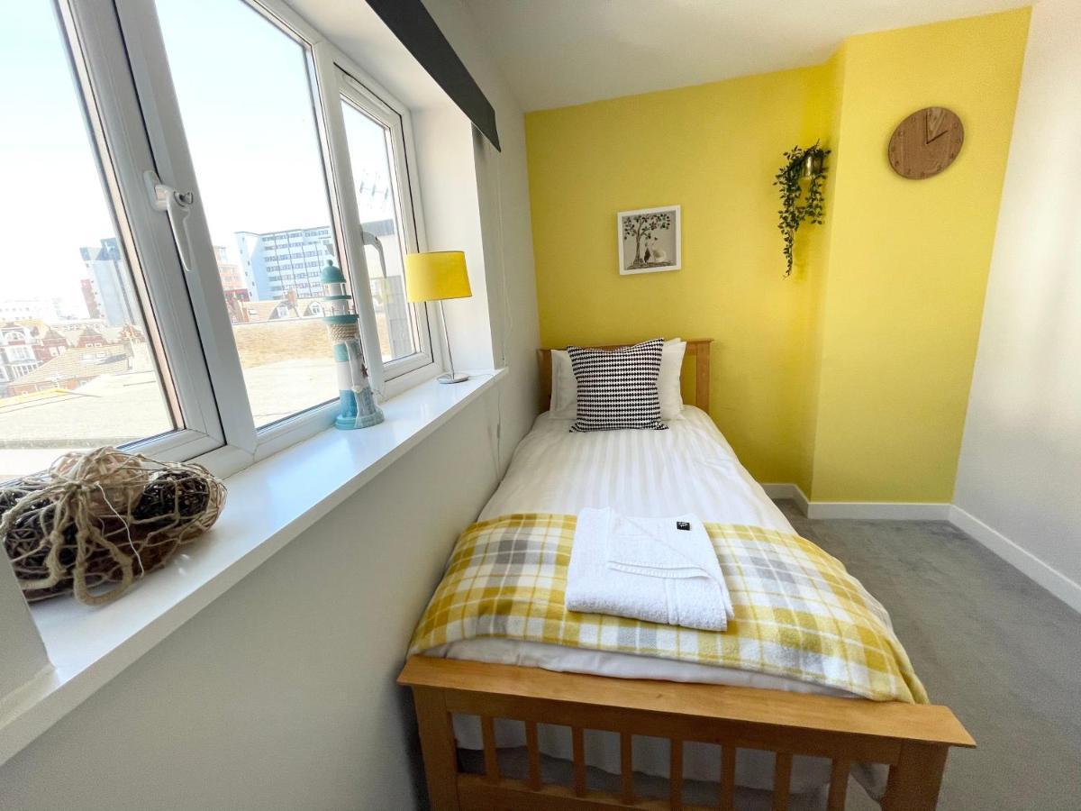 Coastline Retreats - Newly Refurbished Town Centre, Close To Beach, Large Jet Bath With Tv, Netflix, Swing And We Pay Parking Bournemouth Exterior photo